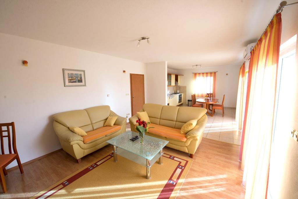 Apartments Meri Trogir Zimmer foto